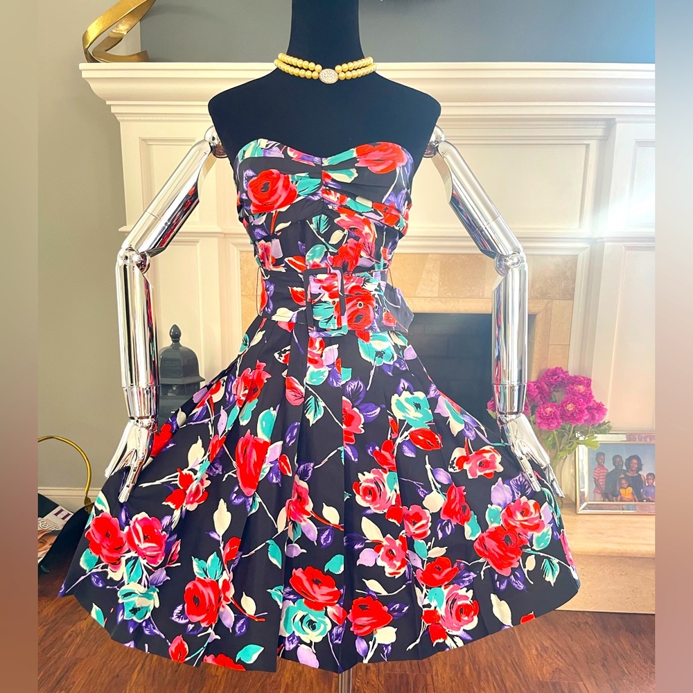 Gorgeous vibrant strapless summer dress